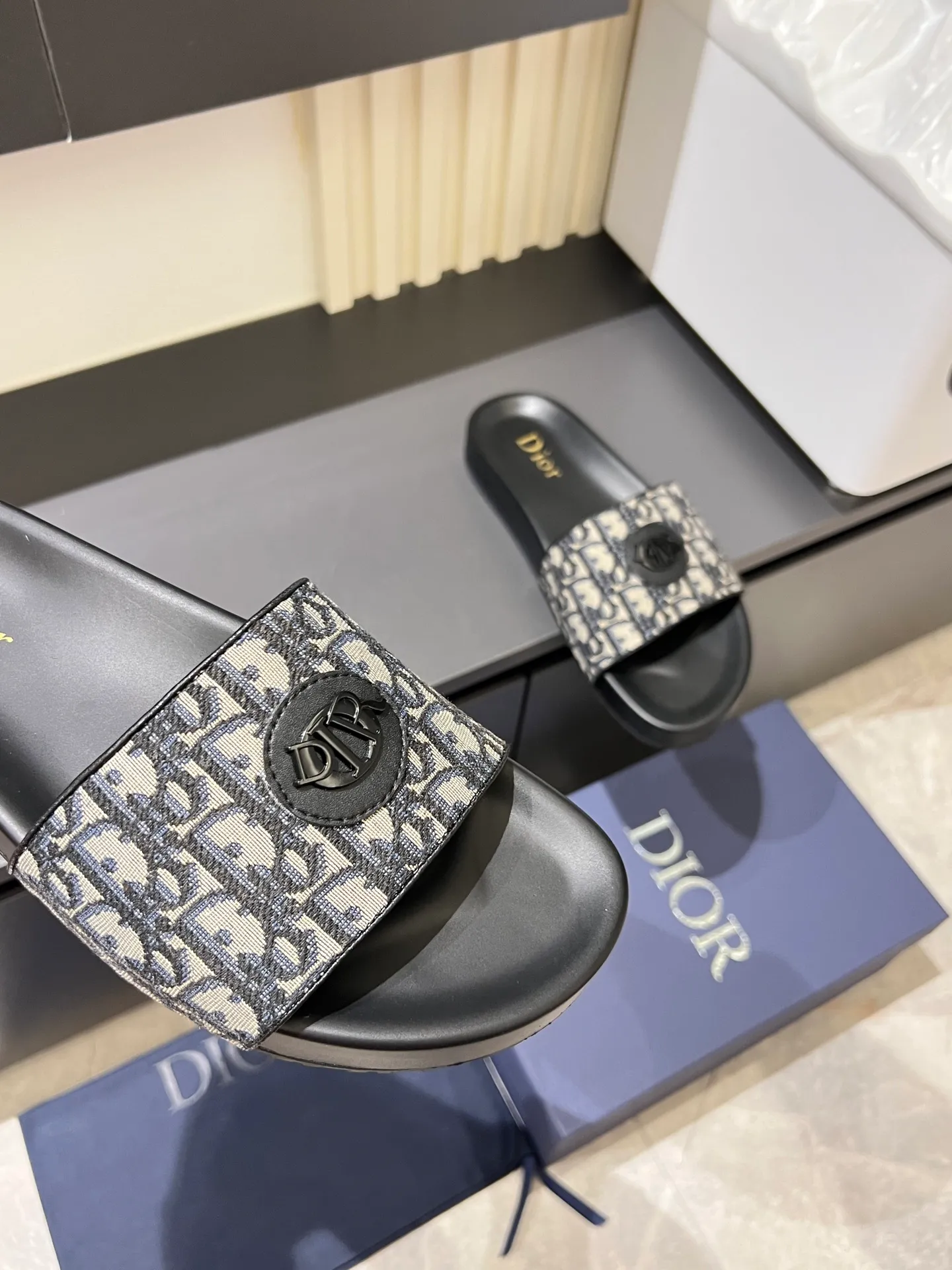 Men's men's shoes 💰p300 Size 38-45 Dior Dior's latest H-Town series Oblique thick sole slippers sandals Original purchase development and production This Dior H-Town sandals pay tribute to the classic logo of sports style and highlight Dior's high-end spirit. Crafted from black rubber with a beige and black Oblique printed upper, it's accentuated with tonal calfskin details. The rubber sole incorporates a variety of elements and is embellished with the Dior logo for a refined, futuristic look. Can be worn with shorts or jeans. Comes with exquisite packaging at the counter 🛍📦 ▪️ Fabric: Original customized imported Oblique embroidery ▪️ Lining: Imported soft sheepskin ▪️ Sole: Original molded ultra-light foam material ▪️ Bottom thickness: 4CM